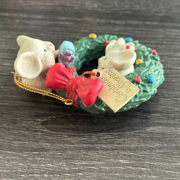 VTG 1992 Lustre Fame LTD Mouse Mice Christmas Is Sharing Ornament Wreath Bow - Picture 13 of 13